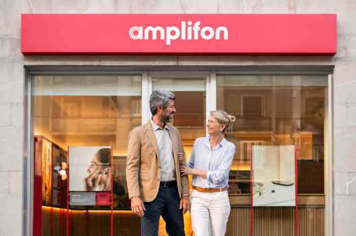 Qualified audiologist in an amplifon clinic