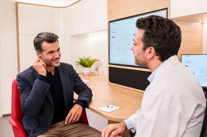 An expert at Amplifon during a consultation