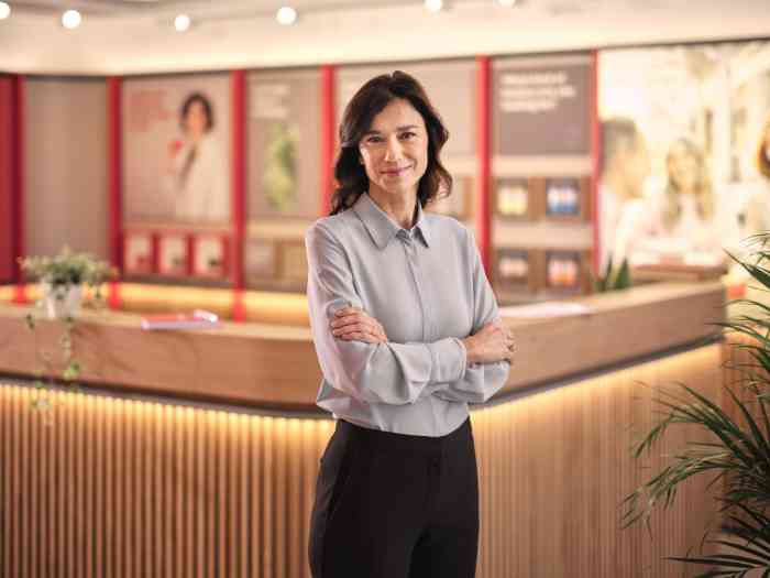 A female audiologist