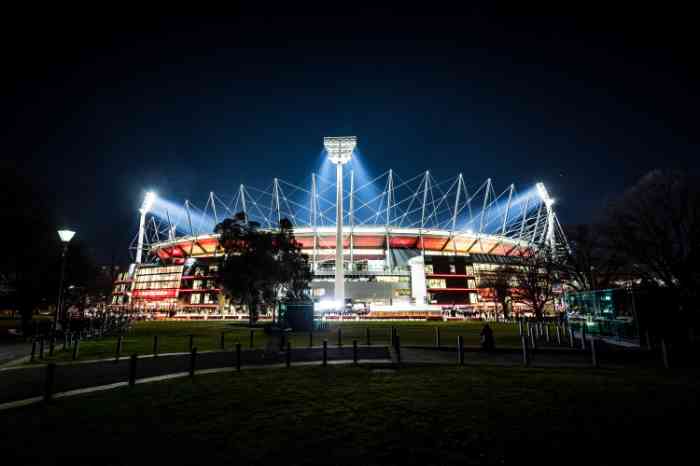 An audiologist by the Amplifon center showing test results to a patient