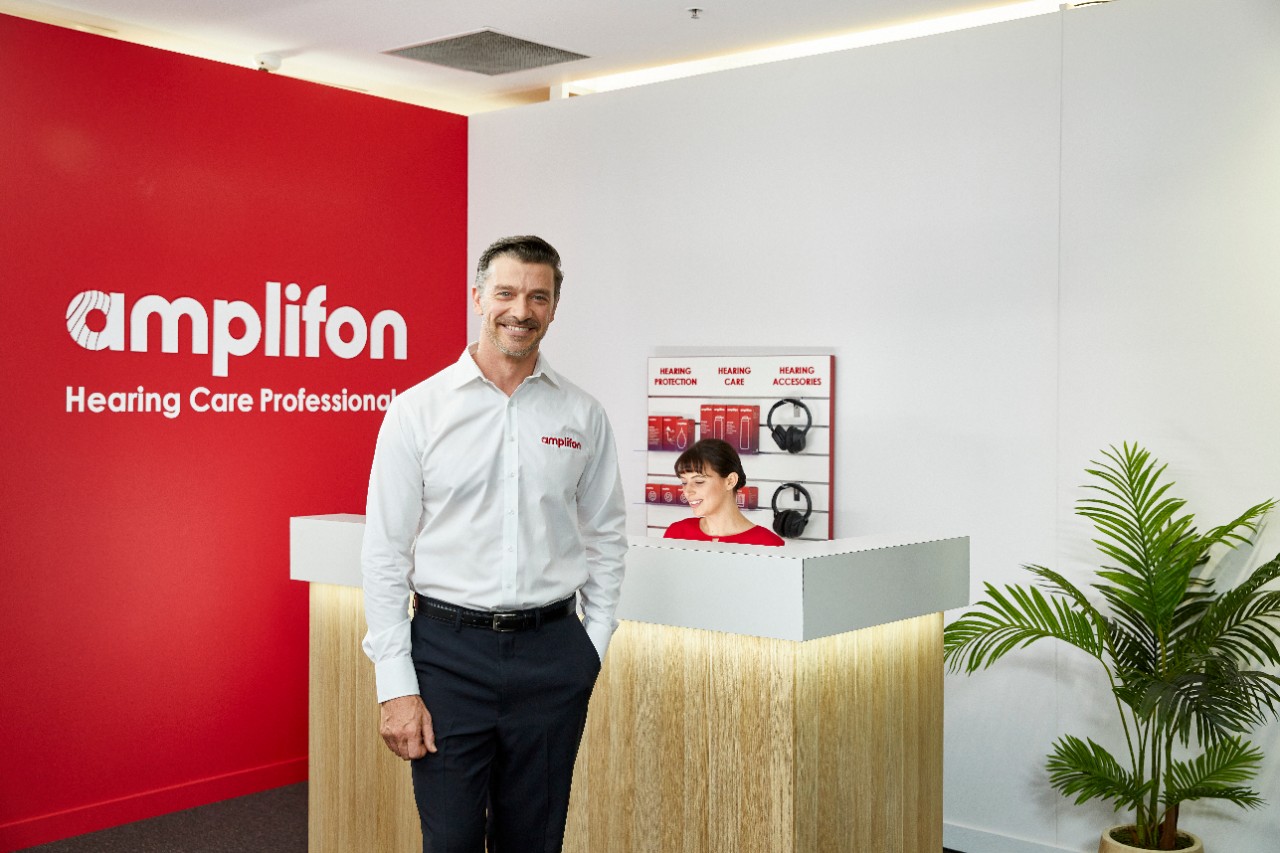 an audiologist in the amplifon center