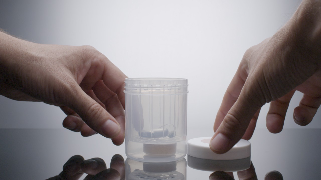 In-the-ear hearing aid cleaning