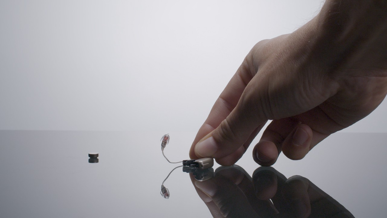 How to change batteries for BTE hearing aids