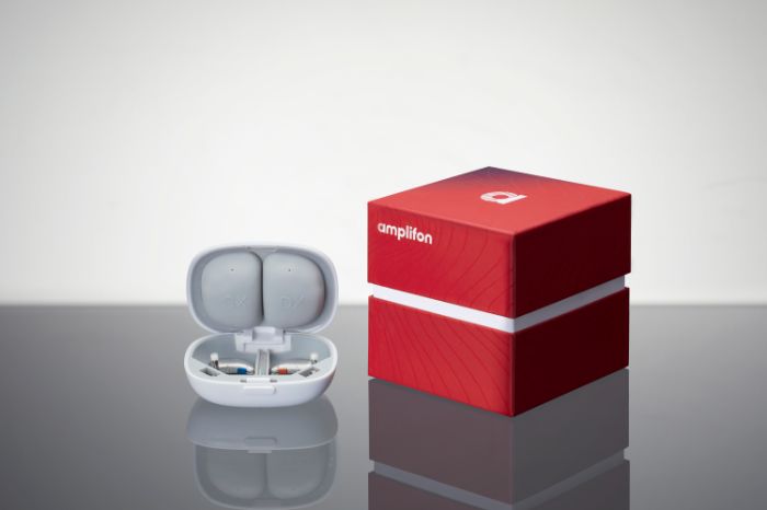 Rechargeable hearing aids by Amplifon and the charger